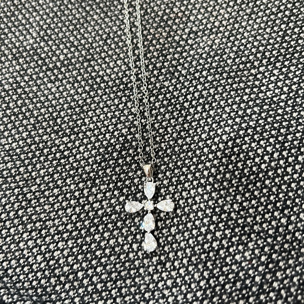 Crystal like cross with 18” chain extension3”